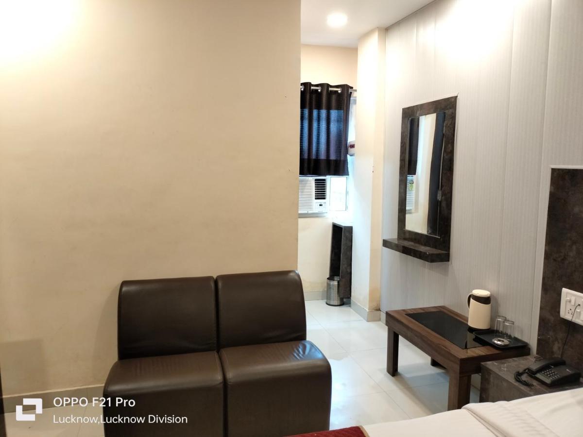 Hotel Kbs Lucknow Zewnętrze zdjęcie